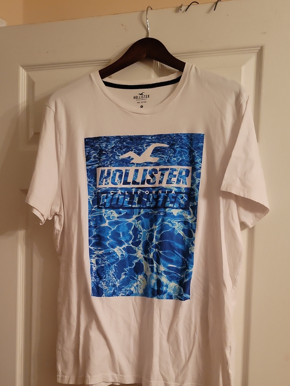 Hollister White Short-Sleeve Tee with Blue Pool Graphic